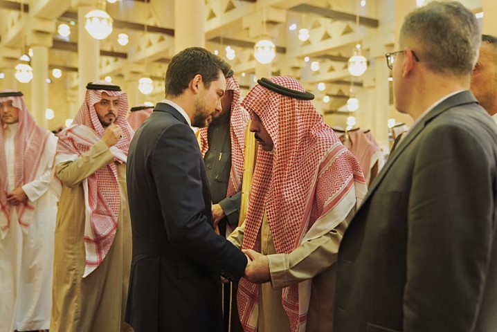 ولي العهد يشارك بتشييع جثمان والد الأميرة رجوة