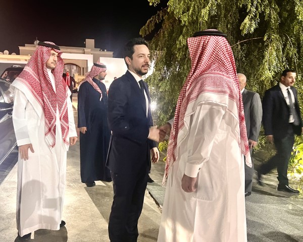 ولي العهد يشارك بتشييع جثمان والد الأميرة رجوة