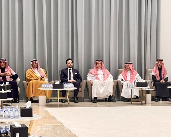 ولي العهد يشارك بتشييع جثمان والد الأميرة رجوة