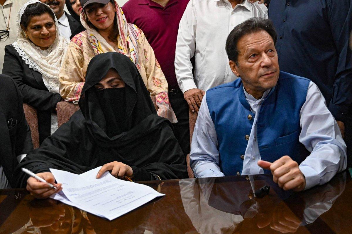 إليك ما نعرفه عن ورطة عمران خان