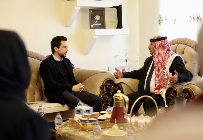 ولي العهد يزور أسرة الشهيد الرائد راشد الزيود