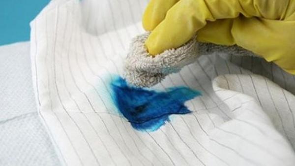 كيف يمكنك إزالة بقع الحبر عن الملابس دون أن يبقى لها أثر