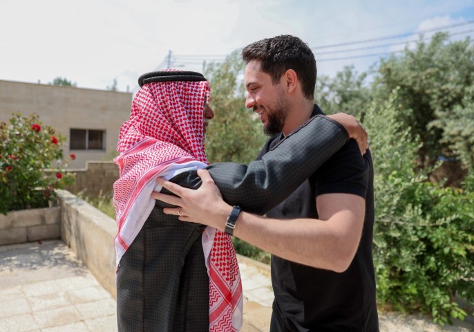 ولي العهد يزور الوكيل أول متقاعد إبراهيم الختالين