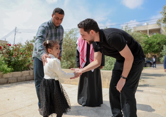 ولي العهد يزور الوكيل أول متقاعد إبراهيم الختالين