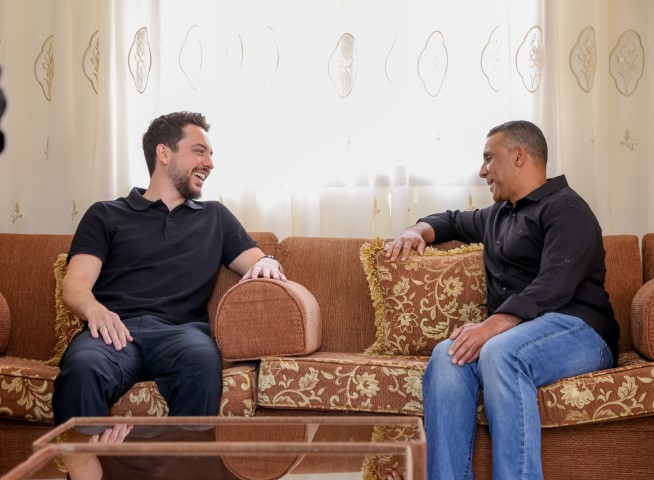 ولي العهد يزور الوكيل أول متقاعد إبراهيم الختالين