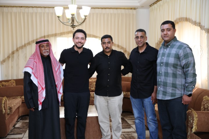 ولي العهد يزور الوكيل أول متقاعد إبراهيم الختالين