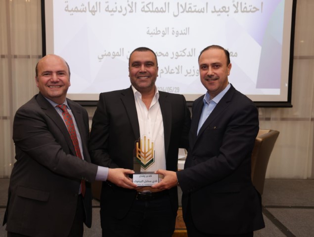 لوحة اليوبيل إلى معالي العين د. محمد المومني و الى نادي سنابل اليرموك يستلمها  رئيس النادي السيد طارق حجازي  و نائب الرئيس محمد 