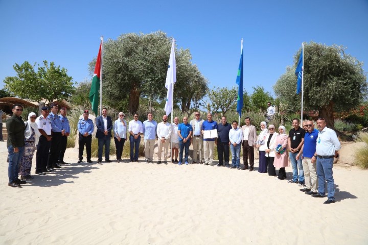 رفع العلم الأزرق البيئي وتسليم المفتاح الأخضر لمطعم ماما جايا بأيلة -العقبة  