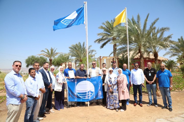 رفع العلم الأزرق البيئي وتسليم المفتاح الأخضر لمطعم ماما جايا بأيلة -العقبة  