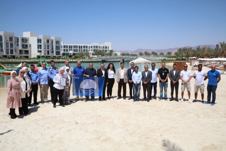 رفع العلم الأزرق البيئي وتسليم المفتاح الأخضر لمطعم ماما جايا بأيلة -العقبة  