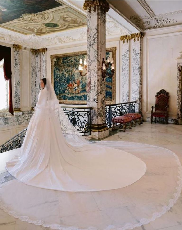 إطلالة ساحرة لملكة جمال الكون في حفل زفافها (صور)