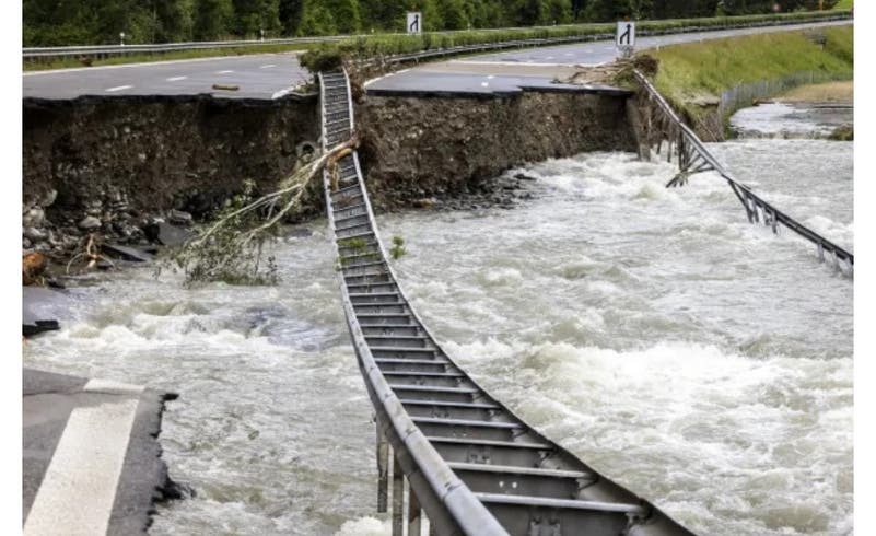 طبيب سعودي قفز إلى الشلال لإنقاذ ابنه ومات معه
