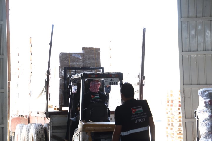 78 شاحنة مساعدات إنسانية عبرت من الأردن لغزة بآخر 5 أيام