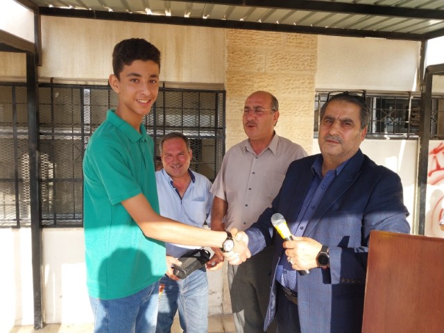 الأردن..طالب يعثر على حقيبة مليئة بالنقود ويسلمها 