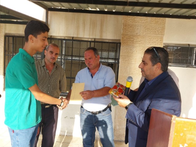 الأردن..طالب يعثر على حقيبة مليئة بالنقود ويسلمها 