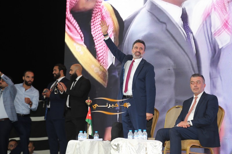 بحضور جماهيري يتجاوز 8 آلاف شخص.. مرشح إجماع المناصير (المهندس إبراهيم) يفتتح مقره الانتخاب