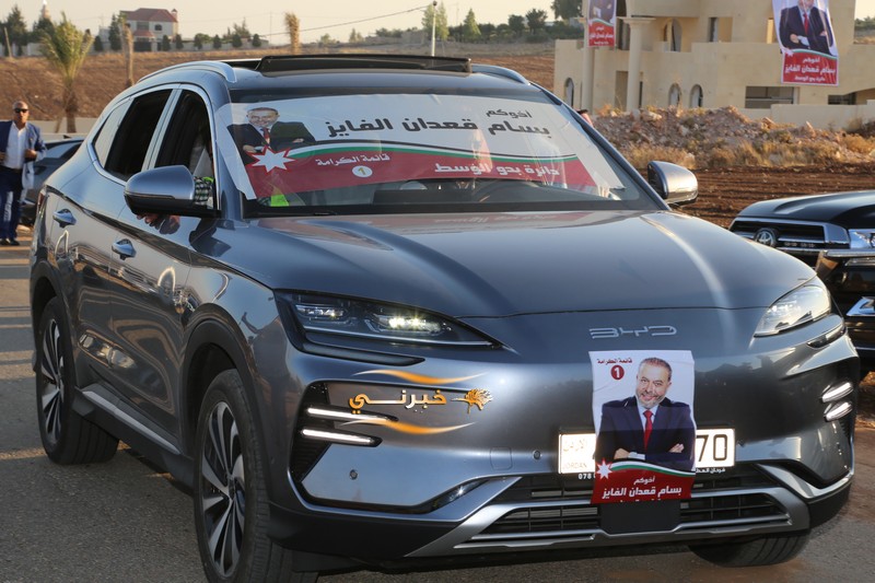 اقبال شديد وكثيف على افتتاح مقر سعادة النائب بسام الفايز