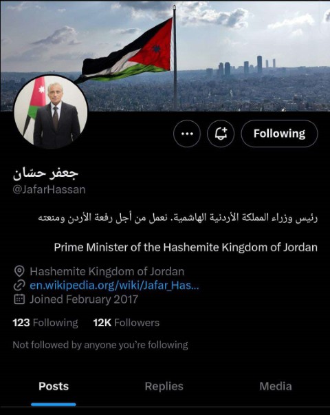 حسان يعدل التعريف بنفسه 3 مرات بعد تكليفه - صور 