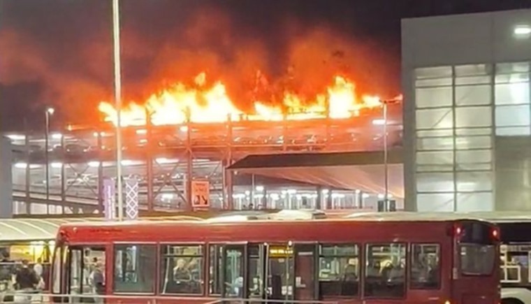 حريق هائل.. سيارة رينج روفر دمّرت 1352 مركبة!