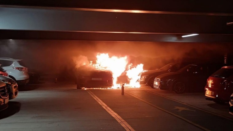 حريق هائل.. سيارة رينج روفر دمّرت 1352 مركبة!