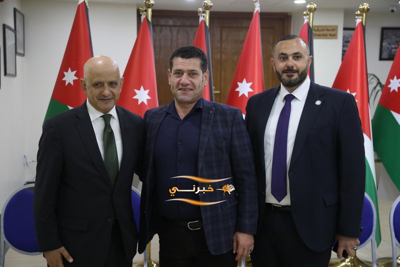 خليل الحاج توفيق يستقبل التهاني 