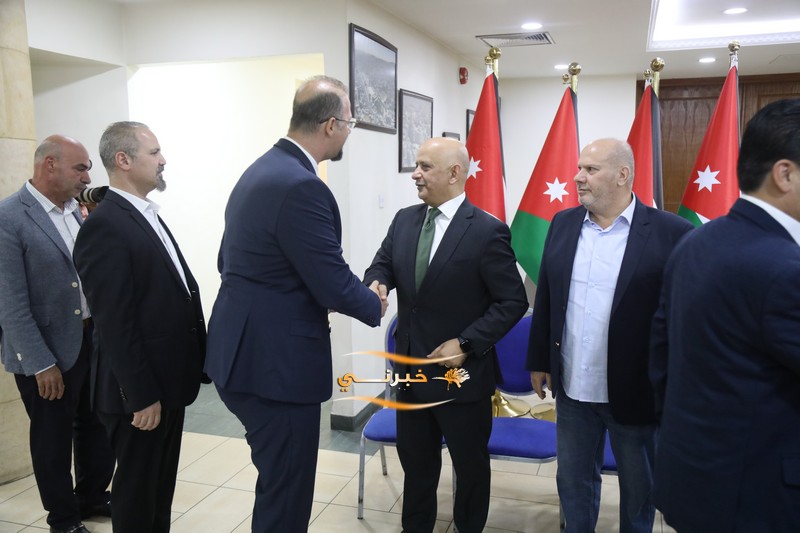 خليل الحاج توفيق يستقبل التهاني 