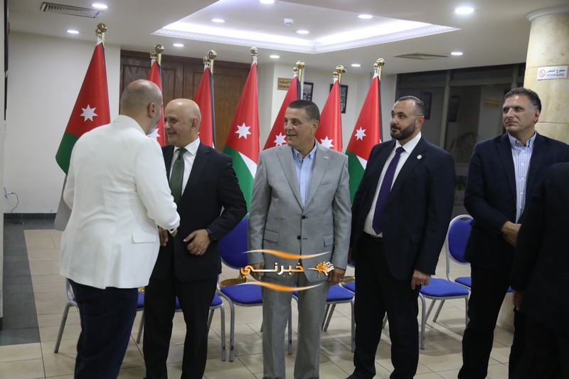 خليل الحاج توفيق يستقبل التهاني 