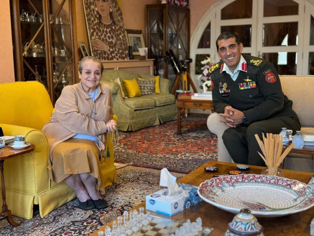 الأميرة عالية الحسين تقلد العميد سعود الخلايلة رتبة عميد - صور