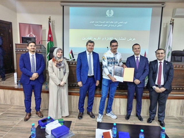 يوم علمي لكلية الصيدلة في الزيتونة بعنوان (الآفاق الريادية في العلوم الصيدلانية)