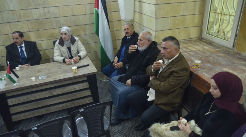 نواب حزب الاتحاد الوطني الأردني يلتقون أعضاء الحزب في السلط لمناقشة القضايا الوطنية