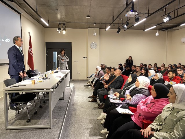 طلبة (إعلام الشرق الأوسط) يحاورون قطيشات حول قانون الجرائم الإلكترونية