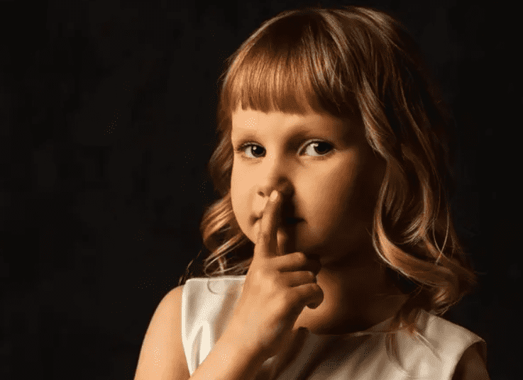 ماذا تفعل عندما يدس طفلك قطعة مكعبات في أنفه؟
