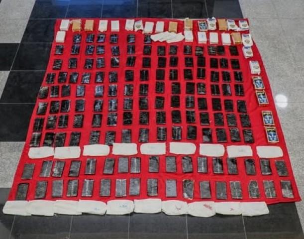 الجمارك الأردنية  مكافحة التهريب تضبط  233 كف حشيش  