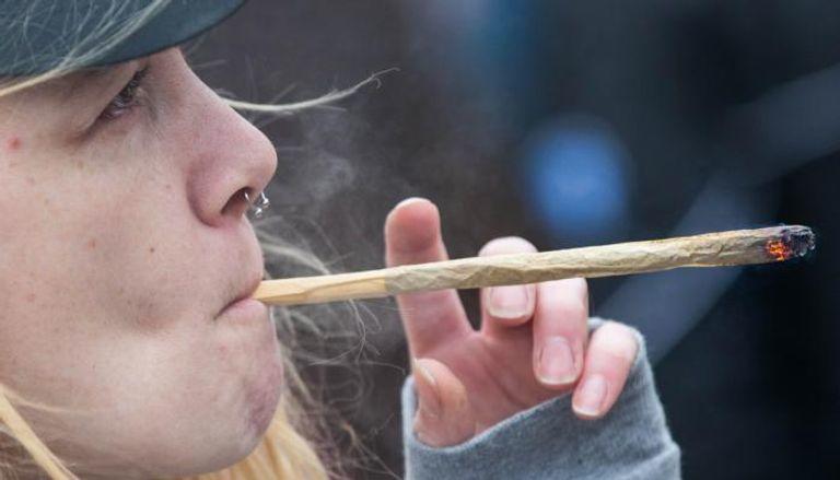 كيف ينقلك الحشيش إلى عالم آخر دراسة علمية تفسر