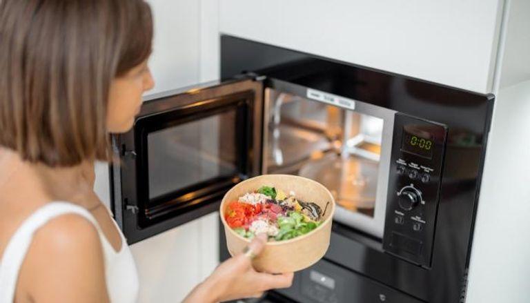 كائنات تعيش في الميكروويف تحذير علمي خطير