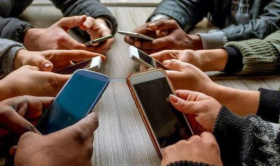 لماذا يحمل البعض أكثر من هاتف ذكي دوافع متعددة تكشفها الدراسات