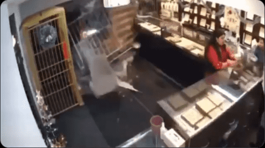 بالفيديو  سرقة محل مجوهرات على طريقة أفلام هوليوود 