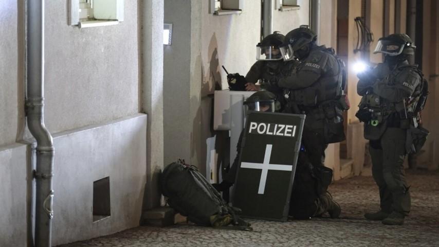 ألمانيا الشرطة تطلق النار على رجل هدد أفرادها بفأس وسكين
