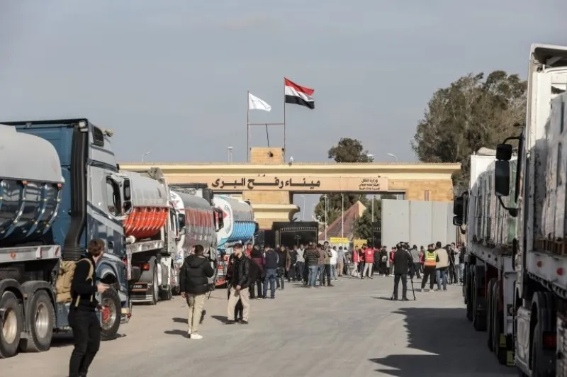 شاحنات تستعد للاتجاه إلى غزة من الجانب المصري لمعبر رفح   ارشيف
