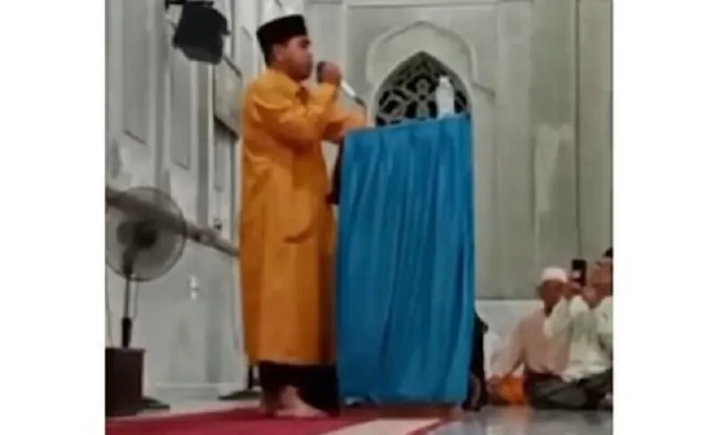 بالفيديو  وفاة قارئ اندونيسي خلال تلاوة القرآن