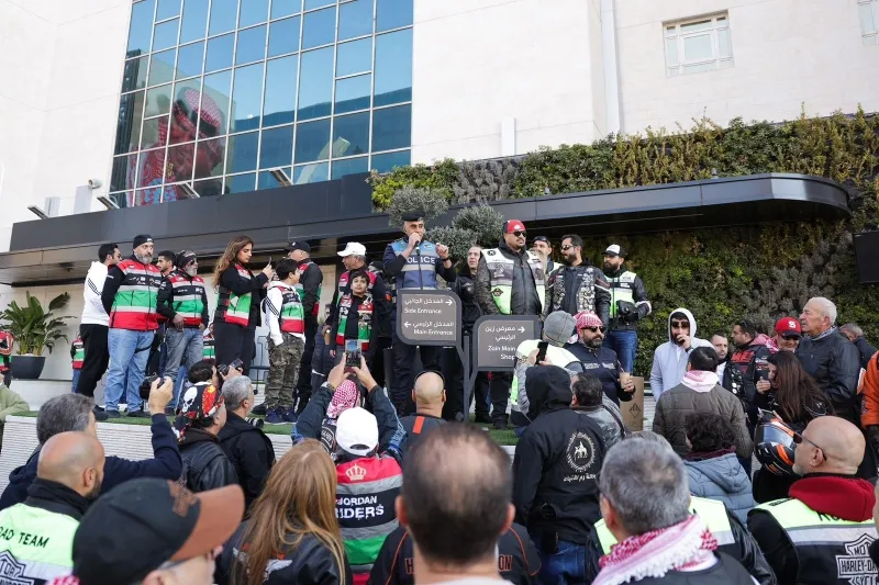 بالصور  زين تحتفل بالذكرى 63 لميلاد جلالة الملك بمسيرة دراجات ضخمة