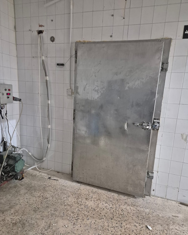 ضبط مستودع مجمدات مخالف في الكرك - صور