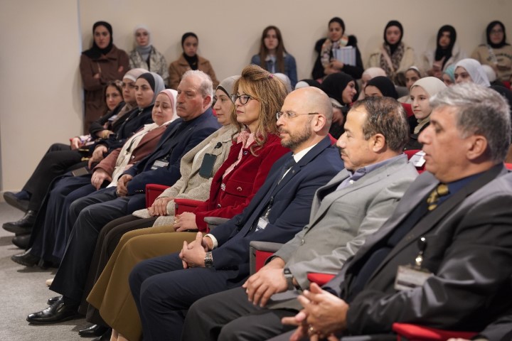 الأديب برجس يحاور طلبة الشرق الأوسط حول روايته (دفاتر الورّاق)