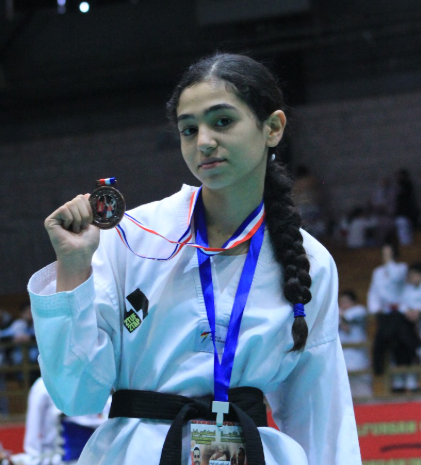 نور وجنى الشخانبة تتألقان في بطولة الفرسان المفتوحة 2025