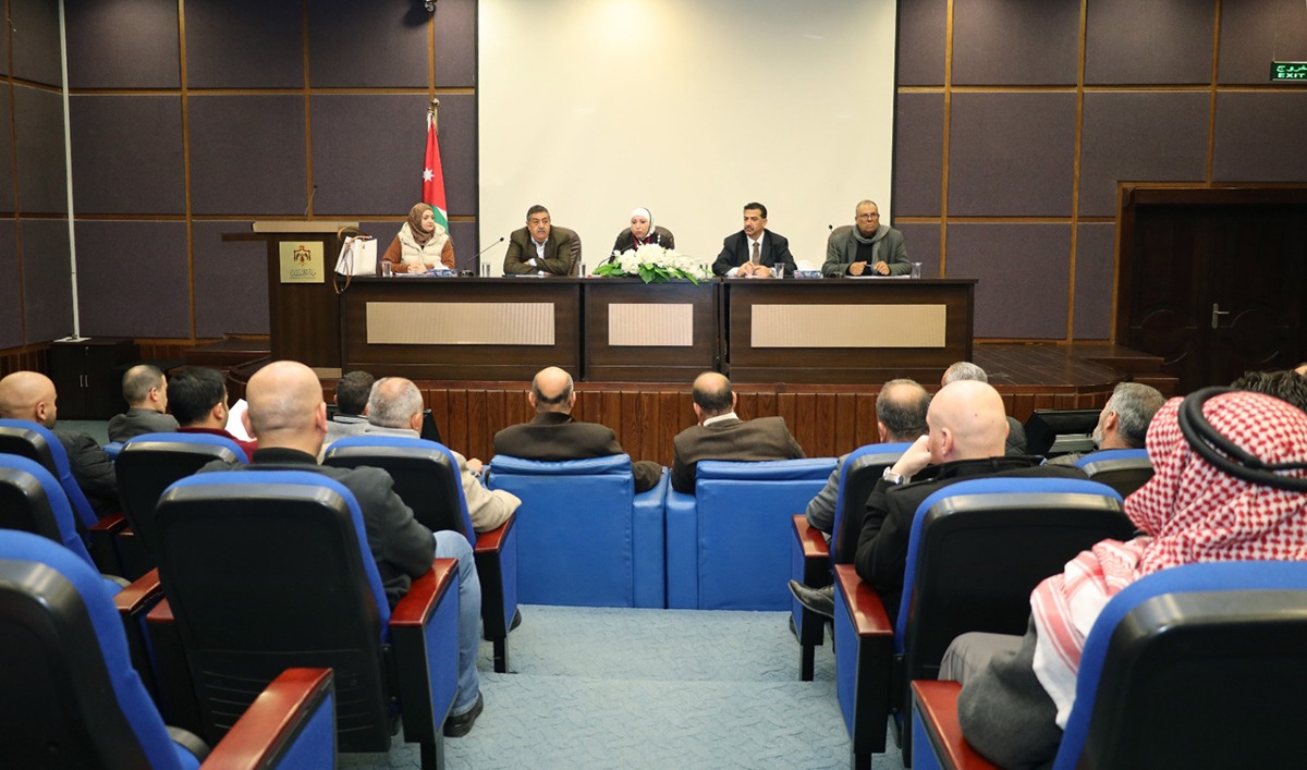 وزيرة النقل تبحث مطالب أصحاب حافلات النقل العام