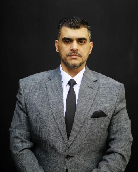 نظريات وسائل التواصل الاجتماعي بين التأثير النفسي والتلاعب السياسي