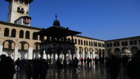 فوضى وإطلاق نار وحالات اختناق بالجامع الأموي بدمشق  فيديو