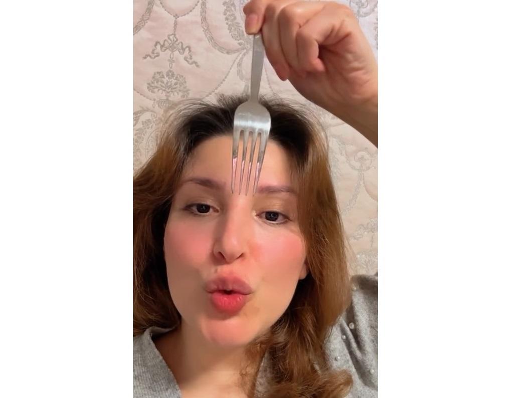 طبيبة تحذر من ترند الشوكة