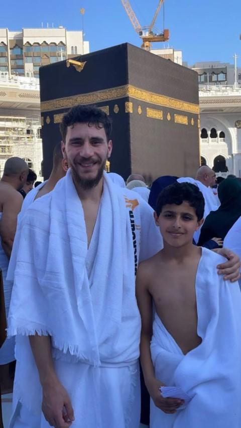 الطفل السليحات يؤدي العمرة عن والده صاحب المقولة الشهيرة مرتبات الجيش معفية من الأجرة