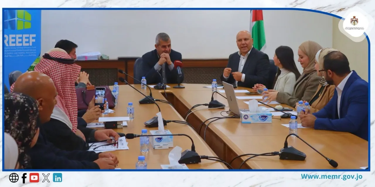 الخرابشة يوقع 12 اتفاقية مع جمعيات خيرية وتعاونية لتمويل دعم تركيب خلايا وسخانات شمسية للقطاع المنزلي